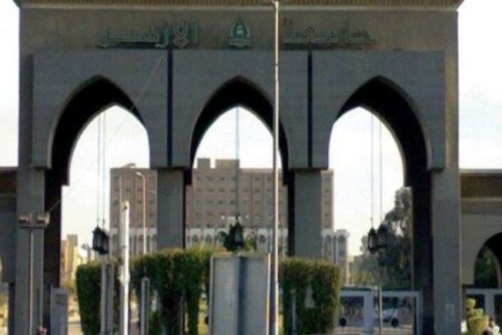 الأمن المصري يقتحم جامعة الأزهر ويشتبك مع الإخوان