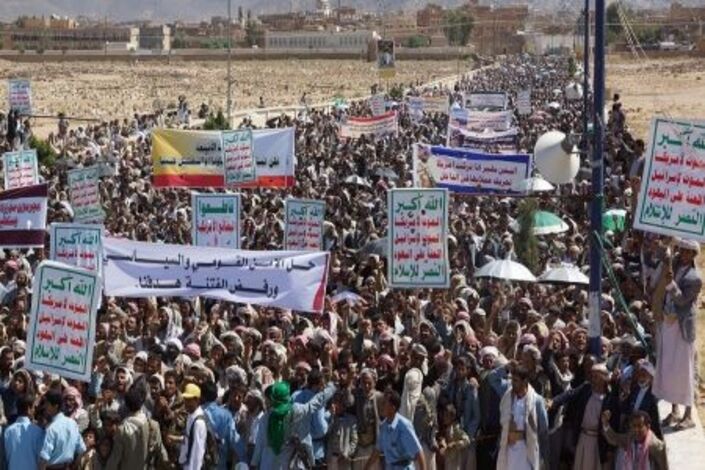 الشمال ينقسم : عشرات الآلاف من انصار الطائفة الشيعية يتظاهرون في صنعاء ضد دعاوى تكفيرهم