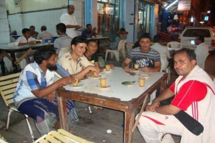 مالكو مقهى شهير في عدن ينددون باعتداءات نفذتها جماعة متشددة