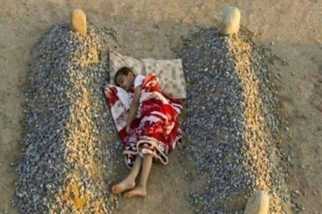 قصة الطفل النائم بين "ضريحين".. ومصوره السعودي