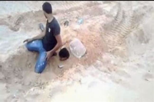فيديو:" شباب يقومون بدفن شاب ليبي حيا في الرمال، وتعذيبه من خلال إشعال النيران بشعر رأسه"