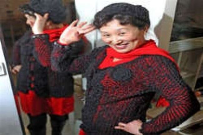 أكثر من 110 آلاف شعرة...صينية تمضي 11 عاما في تحويل شعرها لمعطف وقبعة لزوجها - صور
