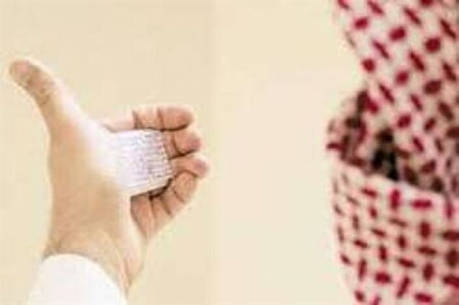 سعودي يجد قصاصة غش في أذنه احتفظ بها 20 عاماً!