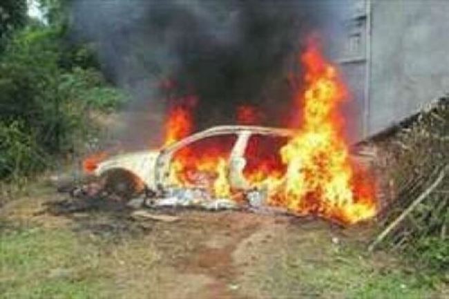 غرائب يحرق سيارة كي يتدفأ