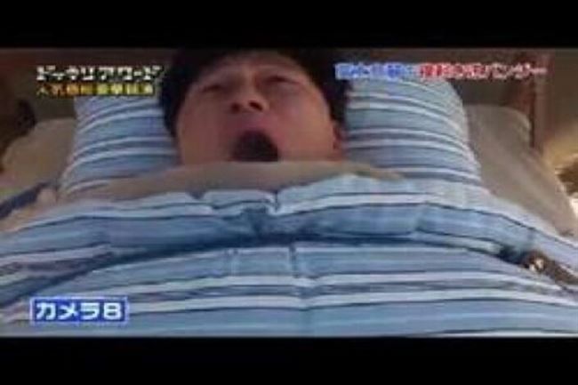 ياباني يستيقظ ليجد سريره يطير به في الهواء - فيديو
