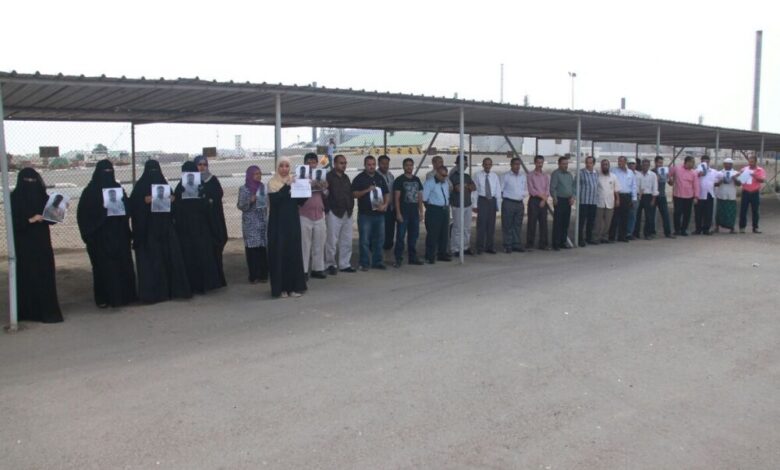 عاملون بمصافي عدن ينفذون وقفة احتجاجية للتنديد باغتيال زميلهم (شبير)