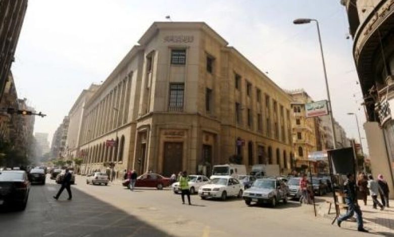 المركزي المصري يختزل عطاءات الدولار إلى عطاء واحد أسبوعيا