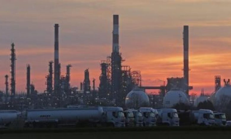 النفط يتراجع وسط مخاوف من سباق سعودي إيراني على زيادة الانتاج