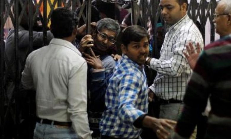 تزايد الغضب في الهند لبطء البنوك في صرف أموال وسط أزمة