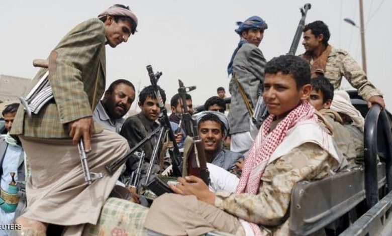 الحوثيون يعرقلون صرف الرواتب في مناطق سيطرتهم