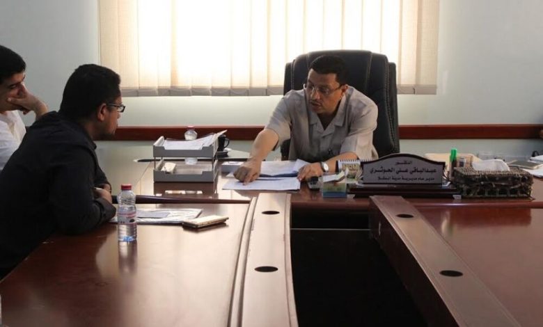 مدير عام مديرية المكلا يلتقي بممثل الهيئة اليمنية الكويتية للإغاثة