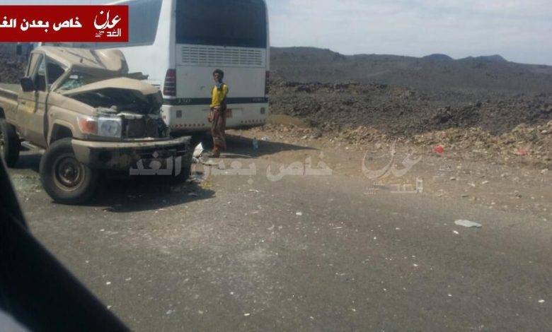 سقوط ضحايا بحادث تصادم بين طقم عسكري وحافلة نقل جماعي في أبين