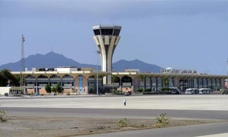 اول طائرة تصل إلى مطار عدن عقب توقف قسري دام أكثر من اسبوع