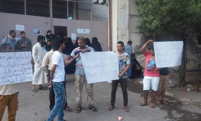وقفة احتجاجية لمتعاقدو وزارة الاسكان للمطالبة بصرف مرتباتهم