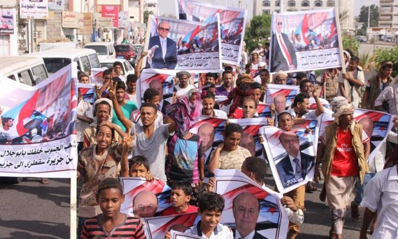 تظاهرات مؤيدة لهادي في عدن واخرى تطالب برحيل حكومة بن دغر