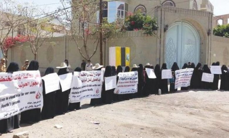 أمهات يتظاهرن ضد خطف الميليشيات أبناءهن في صنعاء