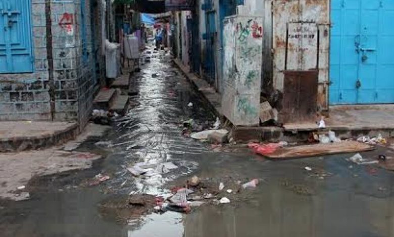 تقرير : مياه الصرف الصحي تهدد حياة المواطنين بمديرية صيرة