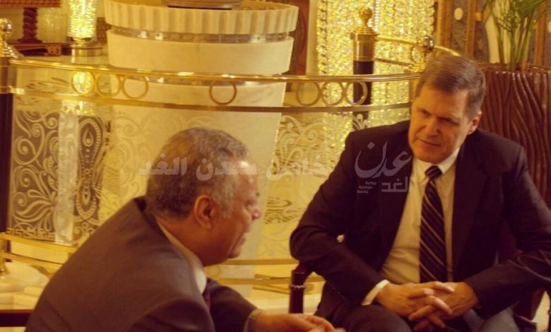 السفير الأمريكي في اليمن يلتقي محافظ عدن الجديد ويعلن دعم امريكا له