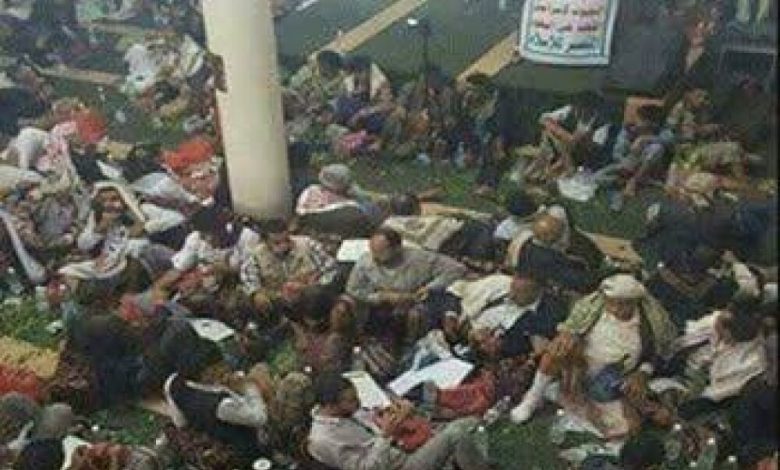 الحوثيون يحولون مسجدا في جبن الى مقيلا للقات