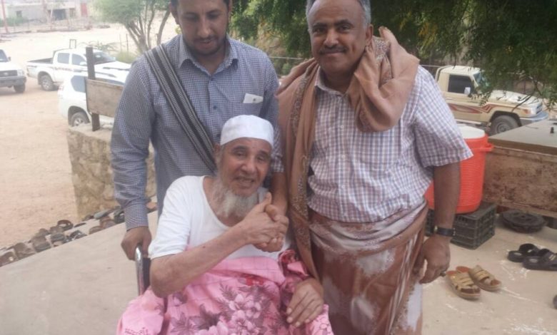 العميدين الشكليـة ولشـرف ومدير عام رضوم يزورون الشيخ علي سالم باحاج ويطمئنون على صحته