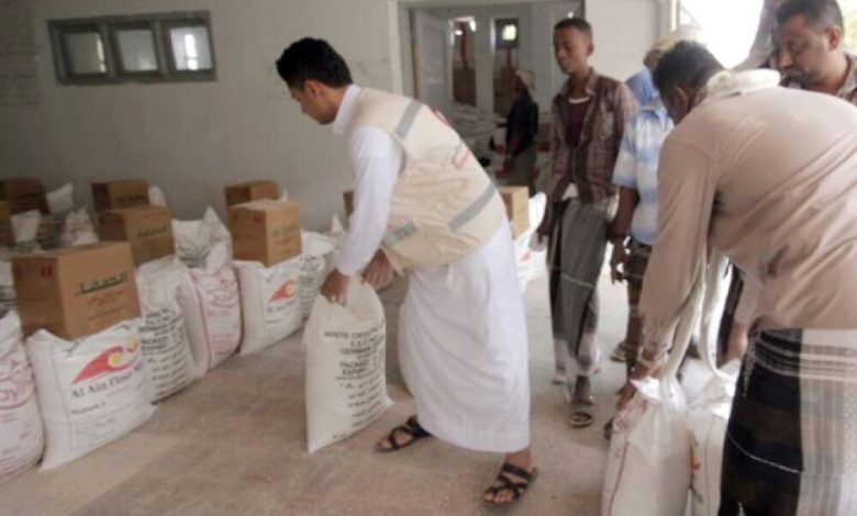 «الهلال الإماراتي» توزع مساعدات إغاثية بوادي حضرموت
