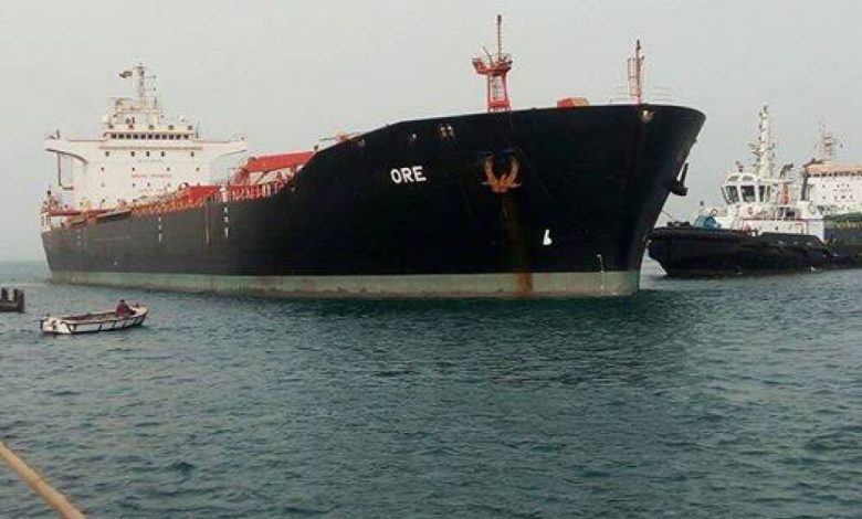 مصدر: دخول سفينة محملة بالمشتقات النفطية الى ميناء الزيت بعدن