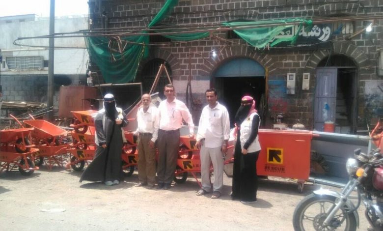 لجنة الإنقاذ الدولية تدعم نظافة عدن بـ 40 حاوية قمامة