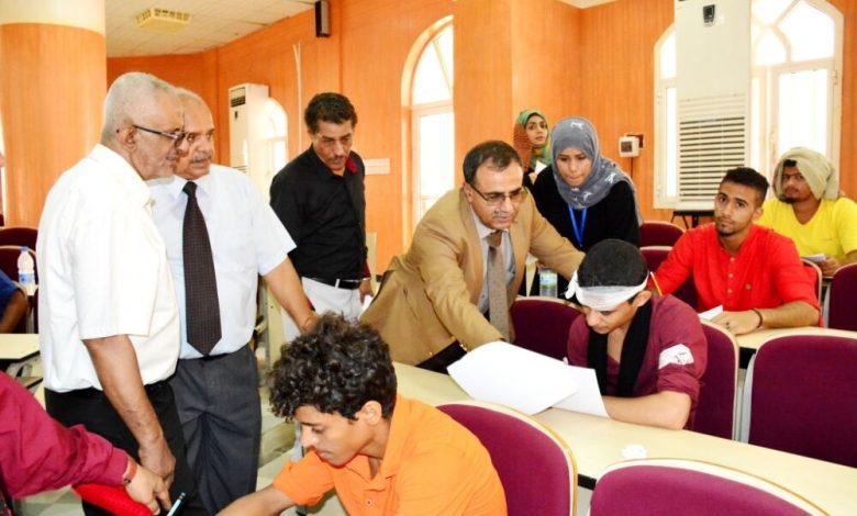 رئيس جامعة عدن يتفقد سير امتحانات القبول بكلية الهندسة