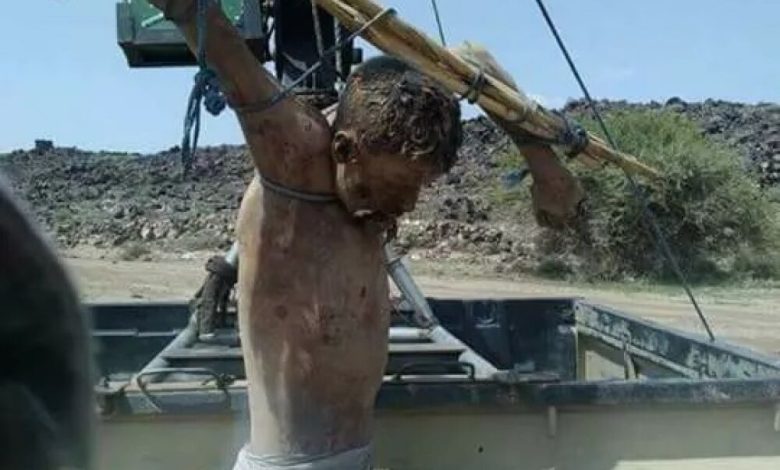 الحوثيون يعدمون أحد قاداتهم ويعلقونه في طقم عسكري بالبيضاء