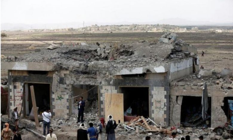تلفزيون: مقتل 35 في قصف جوي قرب نقطة تفتيش للحوثيين باليمن