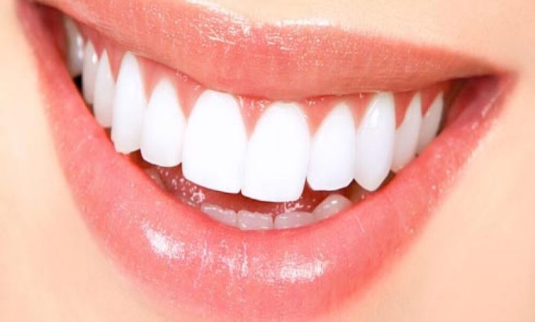 أسنانك مش فتاحة.. 6 عادات خاطئة تدمر الأسنان