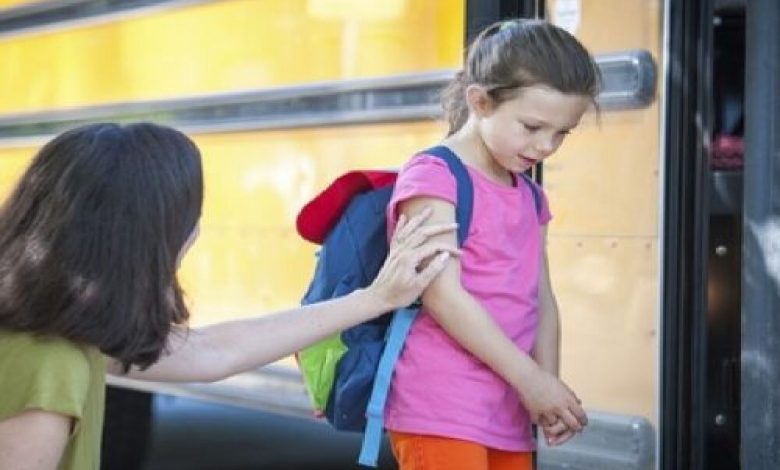كيف تساعدين طفلك في التغلب على قلقه  عند العودة إلى المدرسة
