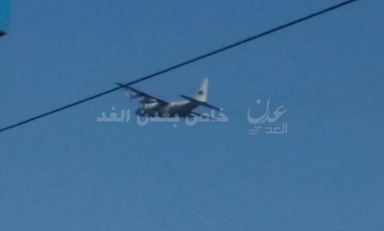 طائرة سعودية تقل جثمان طيار سعودي من عدن (صور)