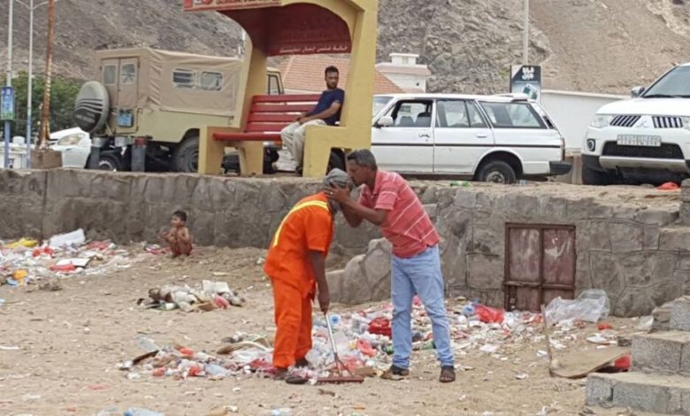 صورة وتعليق : قبلة من القلب على جبين عامل نظافة في عدن