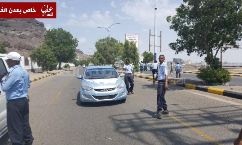 مرور عدن يبدأ حملة لضبط السيارات المخالفة