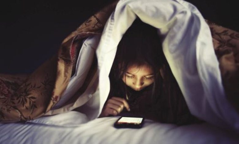 دراسة: التحديق في شاشات الهواتف الذكية ليلا يسبب الأرق