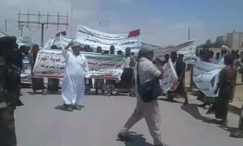 بن دغر يصل مطار الغيضة وأبناء المهرة يستقبلونه بوقفة احتجاجية