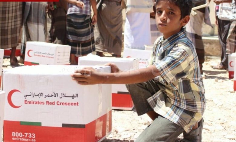 الهلال الأحمر يواصل توزيع المساعدات الإغاثية على أهالي مديرية دهر بشبوة