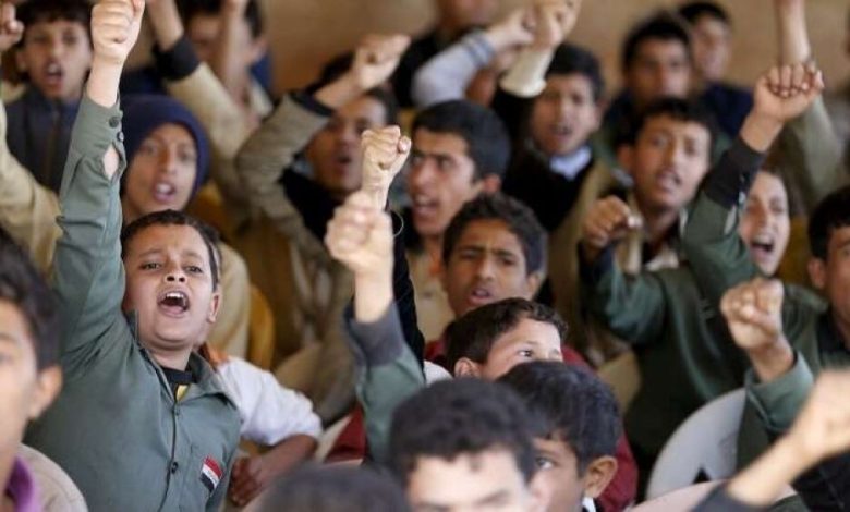 اليمن.. إتلاف كتب مناهج تعليمية حرفها الحوثيون