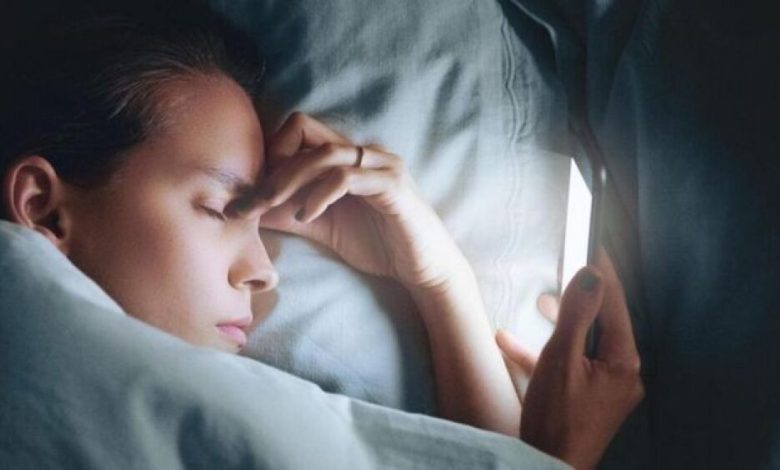 الولع بالأجهزة الإلكترونية "يؤثر على راحتنا ليلا"