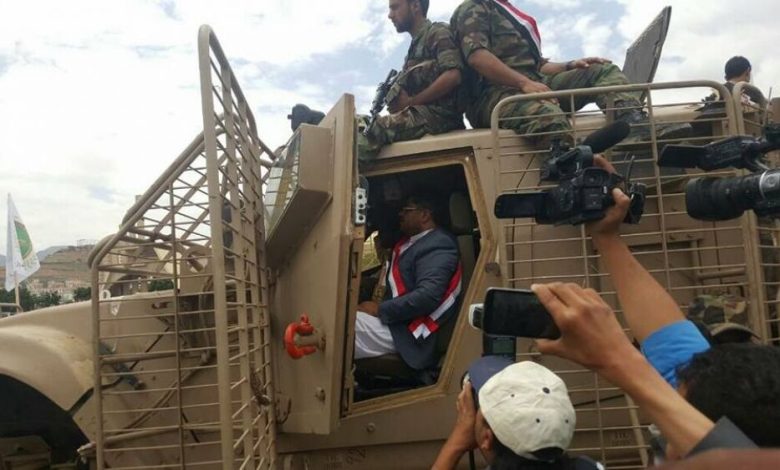 محمد علي الحوثي يستعرض وسط صنعاء بمدرعات التحالف العربي