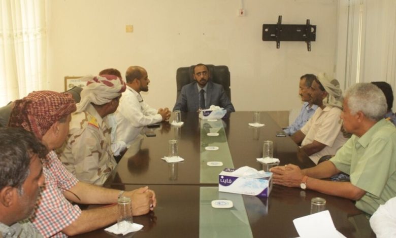وزير الثروة السمكية فهد كفاين في زيارة لمديرية الشحر للإطلاع على أوضاع القطاع السمكي