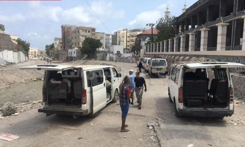 سائقي الباصات بفرزة السيلة في عدن يطالبون المواطنين بالتعاون معهم