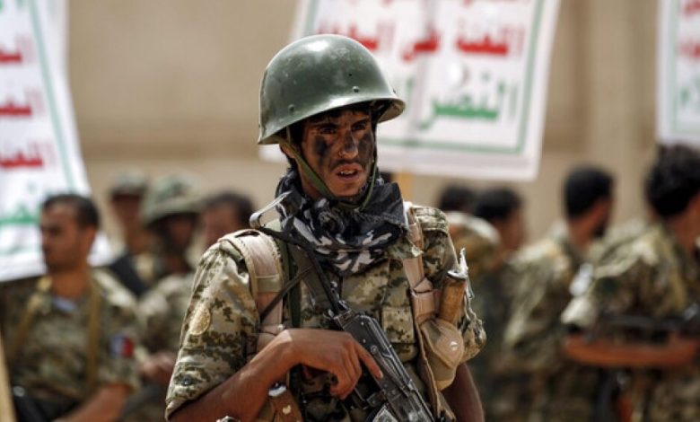 الحوثيون يسيطرون على معسكر استراتيجي موال لصالح في مسقط رأسه