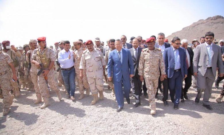 رئيس الوزراء يتفقد اللواء ثالث حزم في محافظة لحج