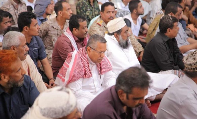 بن دغر يؤدي صلاة الجمعة بمسجد ابان ويلتقي المواطنين