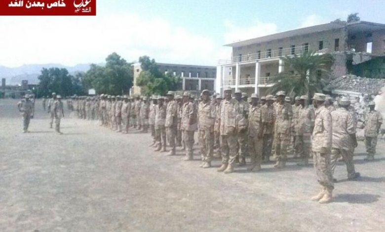 جماعة الحوثي ترسل مرتبات الآلاف من العسكريين إلى عدن