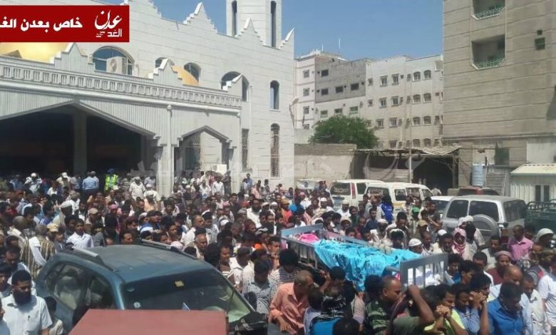 المئات بعدن يشيعون جثمان الشيخ اليونسي وسط حالة من الذهول والغضب