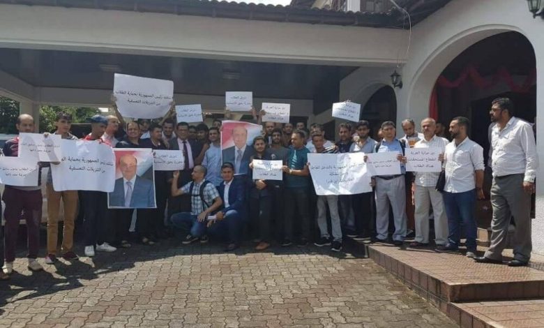 رافعين صور الرئيس عبدربه : الطلاب اليمنيين في ماليزيا يبدأون اعتصام مفتوح