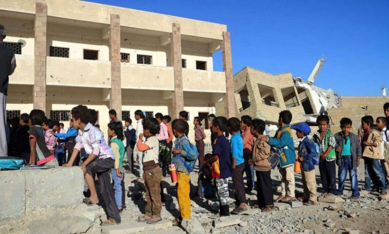 معلمو اليمن يعلّقون إضرابهم في مناطق “الحوثيين”